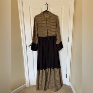 Elegant Black and Tan Abaya